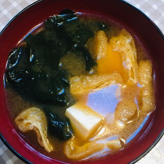 朝食の定番〜豆腐とわかめとうす揚げのお味噌汁〜